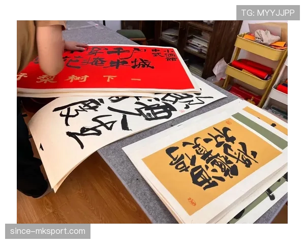 张楠餐桌摆着名牌外卖盒，窗台上却放着妈妈手写菜谱